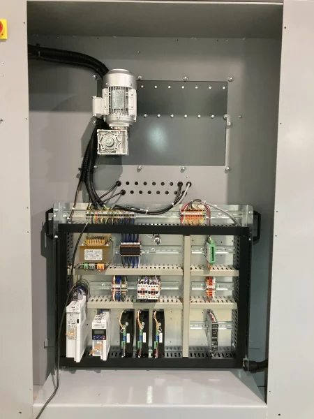 Easy access to the mechanical part of the machine. Perfectly organised and accessible electrical panel